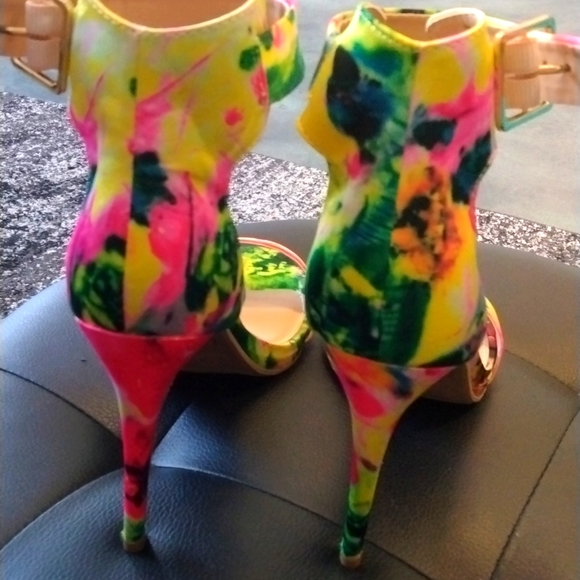Fluorescent Heels 👠 - Picture 3 of 4